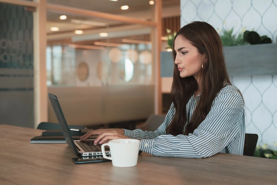 Specjalista ds. marketingu pracujący nad kampanią reklamową na laptopie